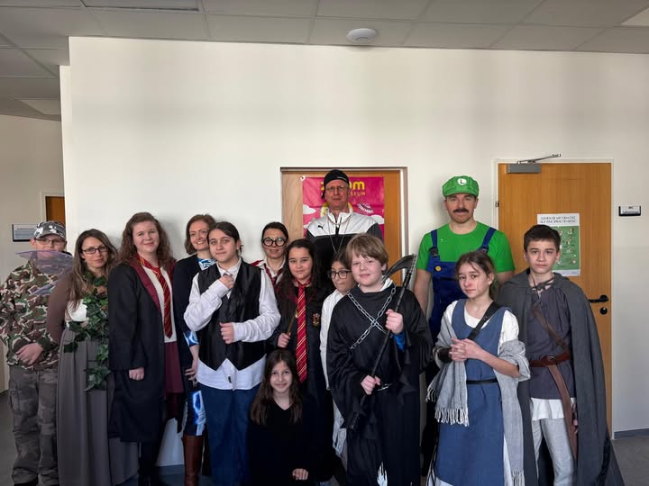 Schüler:innen und Lehrer:innen des Phönix Schulen Realgymnasiums in 1110 Wien feiern Fasching in bunten Kostümen.