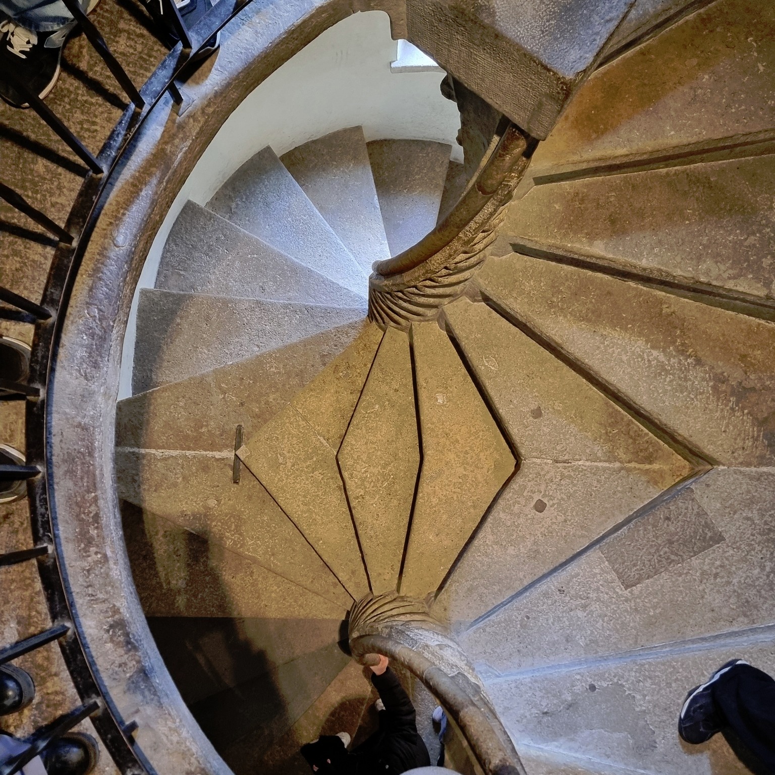 Schüler:innen der 4A des Phönix Realgymnasiums 1110 Wien auf Bundesländerreise in Graz mit Stationen wie Uhrturm, Zeughaus und Schlossbergrutsche.