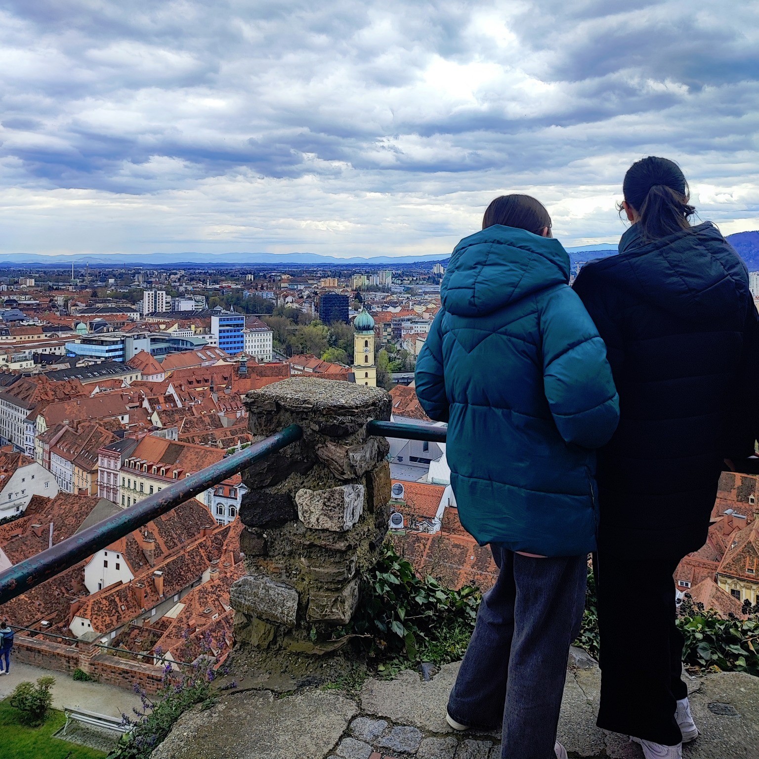 Schüler:innen der 4A des Phönix Realgymnasiums 1110 Wien auf Bundesländerreise in Graz mit Stationen wie Uhrturm, Zeughaus und Schlossbergrutsche.