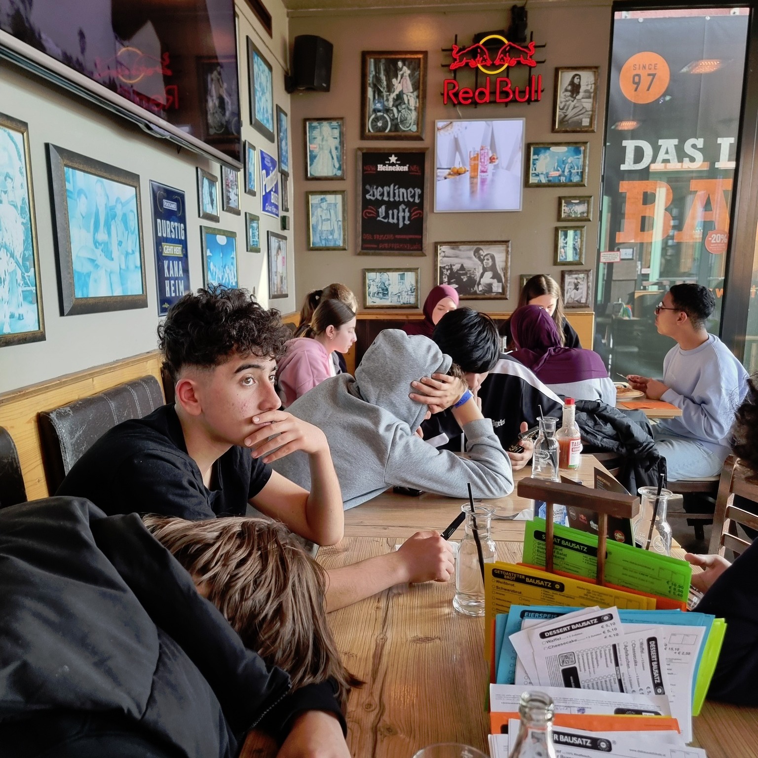 Schüler:innen der 4A des Phönix Realgymnasiums 1110 Wien auf Bundesländerreise in Graz mit Stationen wie Uhrturm, Zeughaus und Schlossbergrutsche.