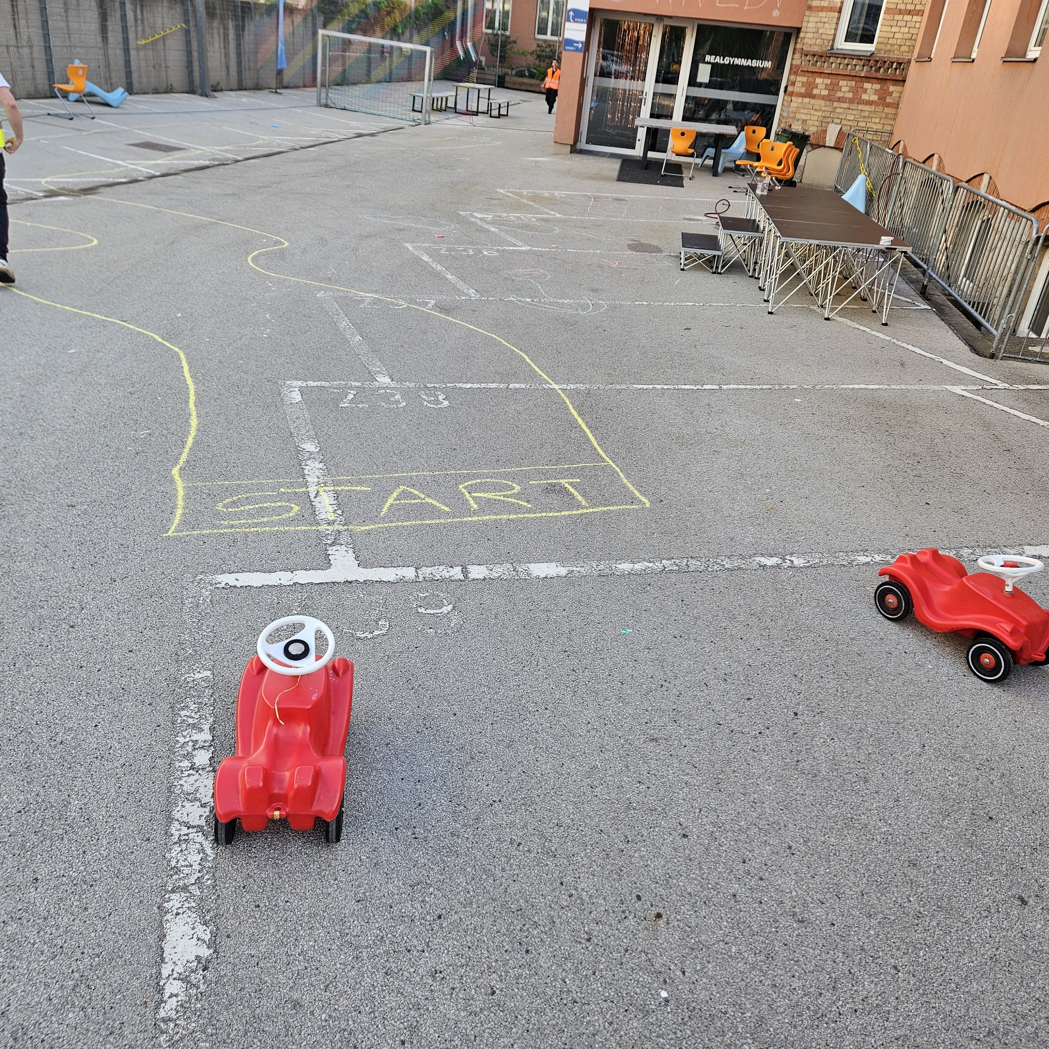 Abschlussklasse der Phönix Schulen Realgymnasium 1110 Wien veranstaltet kreativen Maturastreich mit Spielen, Hüpfburg und Ballonaktion im Büro des Direktors.