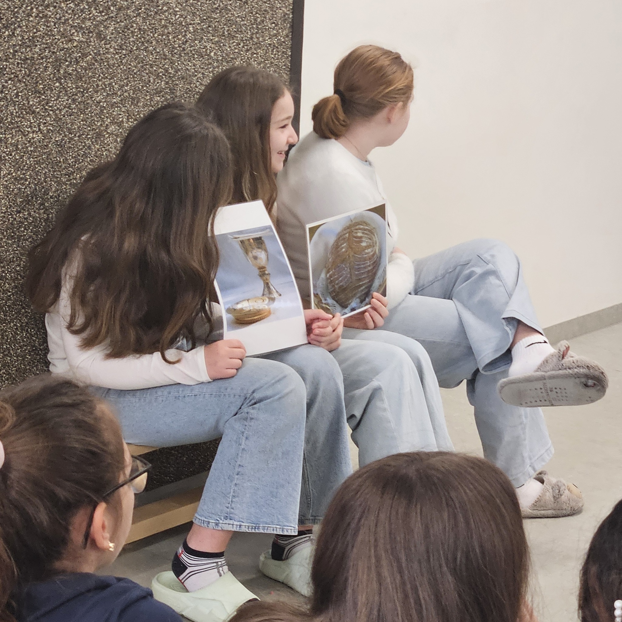 Volksschul- und Realgymnasiums-Klassen der Phönix Schulen 1110 Wien feiern gemeinsam ein Osterfrühstück mit religiöser Einführung zur Fastenzeit.