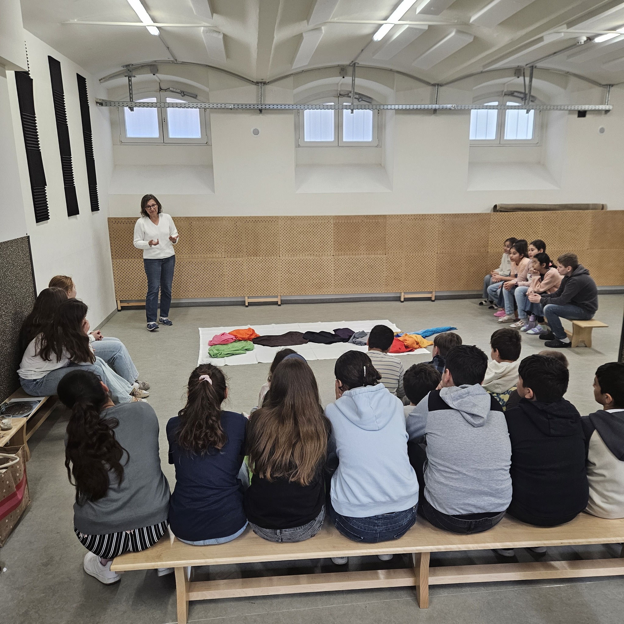 Volksschul- und Realgymnasiums-Klassen der Phönix Schulen 1110 Wien feiern gemeinsam ein Osterfrühstück mit religiöser Einführung zur Fastenzeit.