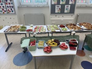 Frühstück bei dem Annäherungsfest in der Privatvolksschule Phönix in Wien 1110