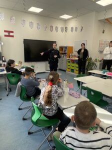 Vrkehrserziehung mit Polizisten in der Volksschule PHÖNIX in Wien 1110 - Bild 1