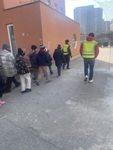 Vrkehrserziehung mit Polizisten in der Volksschule PHÖNIX in Wien 1110 - Bild 5