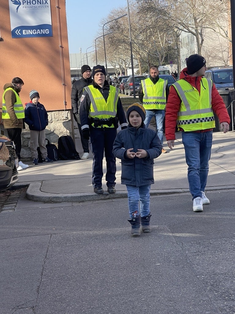 Vrkehrserziehung mit Polizisten in der Volksschule PHÖNIX in Wien 1110 - Bild 3